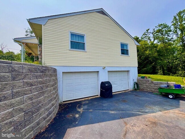 Building Photo - 847 Highspire Rd