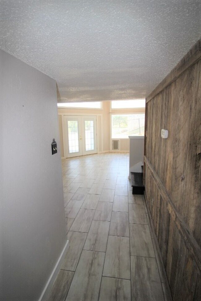 Building Photo - 805 Paisley Dr