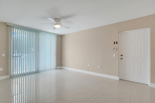 Building Photo - 611 Villa Cir