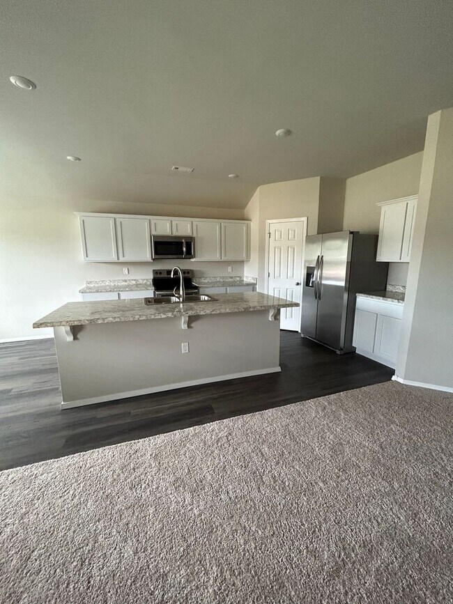 Building Photo - 3 bedroom 2 1/2 bath house with 2 car garage.