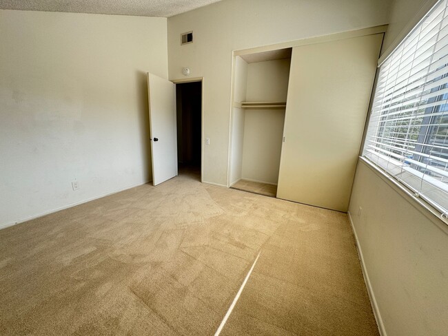 Building Photo - Beautiful Valencia 4 Bedroom Home