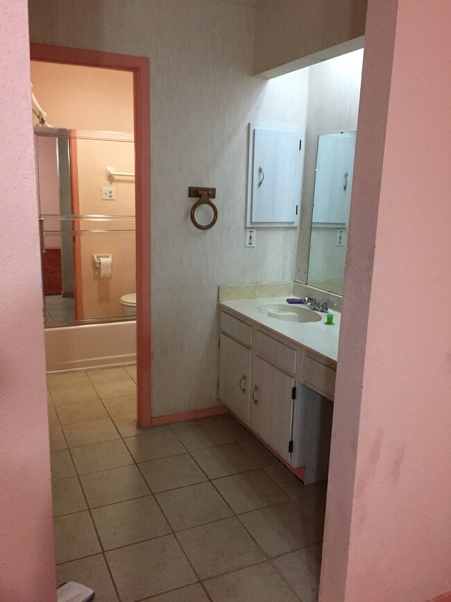 Building Photo - 2424 Oakmere Dr