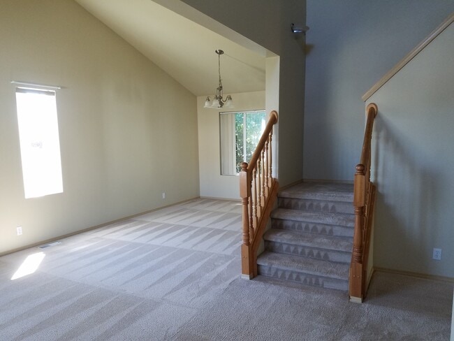 Building Photo - 4 Bedroom 2.5 Bath plus Bonus Room in East...