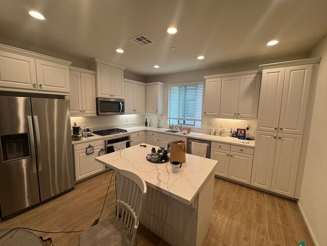 Building Photo - Beautiful 3-Bedroom Home in Vista – Modern...