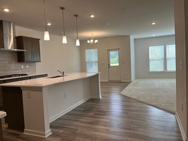Building Photo - Stunning, Elegant Residence in Fuquay-Vari...
