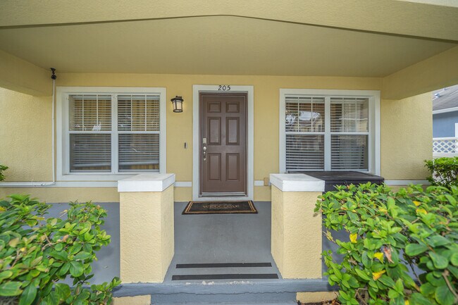 Building Photo - 205 E Kirby St