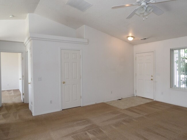 Building Photo - Home in the Landings!