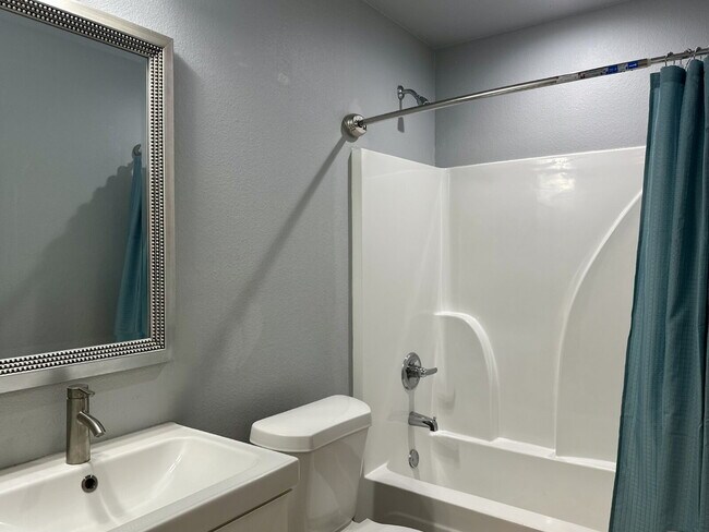 Building Photo - Move-In Special!