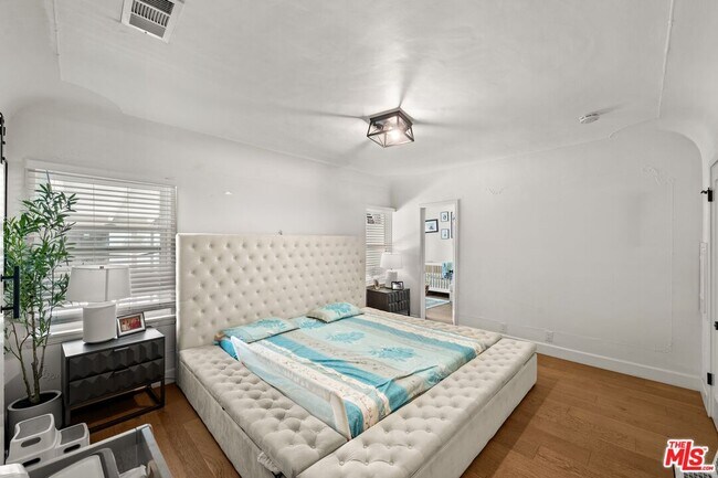 Building Photo - 3871 Roxton Ave