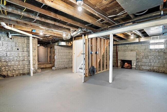 Building Photo - 39 W Elza Ave