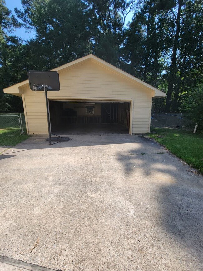 Building Photo - 4 Bedroom 2 bathroom