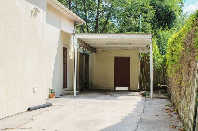 Building Photo - 112 Cloverleaf Ave
