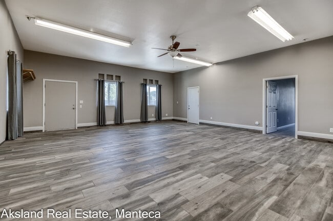 Building Photo - 3009 W Lathrop Rd