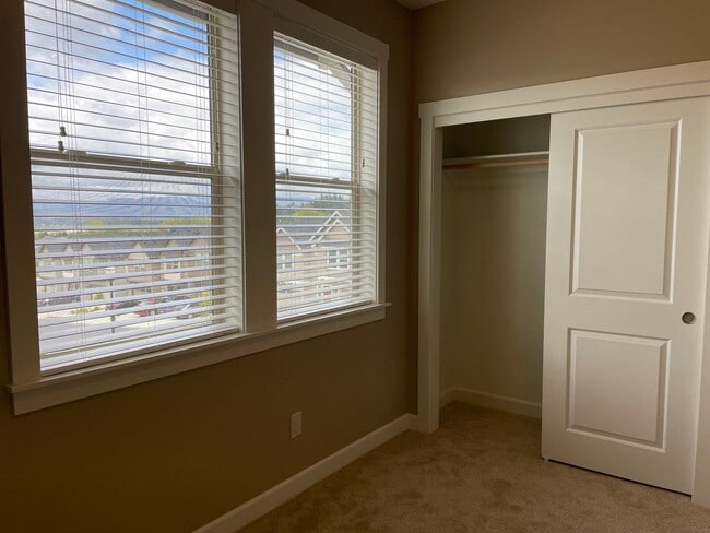 Building Photo - LUXURY 4 Bed Camas Townhome! Gated Communi...