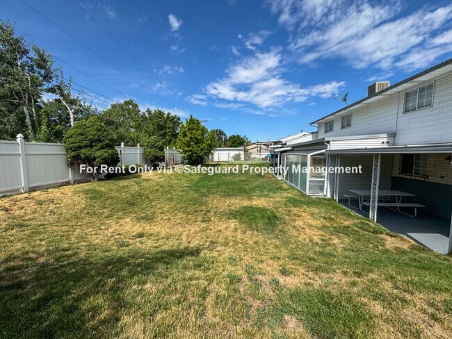 Building Photo - Charming 3-Bedroom Duplex w/ Garage & Shared Yard