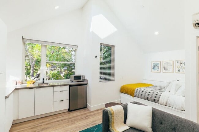 Building Photo - 1058 18th St