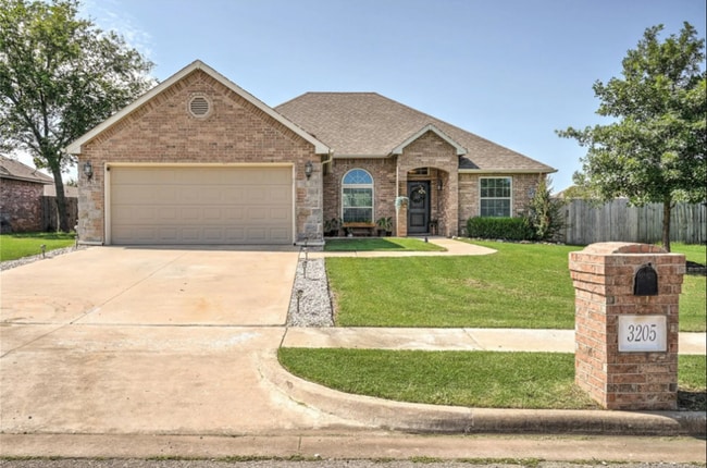 Primary Photo - Prime Location! 3 bed/ 2 bath! Coming Soon!