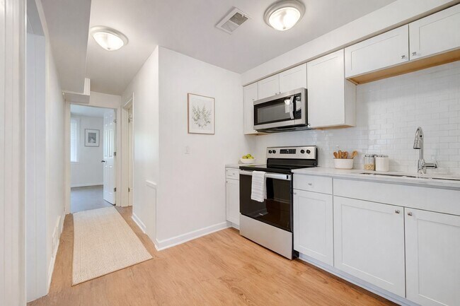 Building Photo - Avail July 1: 2BR Apt in Crafton, 1 Off Street Parking, AC, W/D included, Quartz Countertops, DW,...