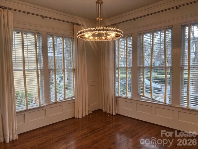 Building Photo - 711 E 9th St