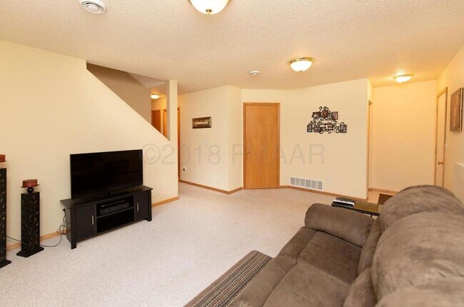 Building Photo - 3 Bedroom Townhome in South Fargo