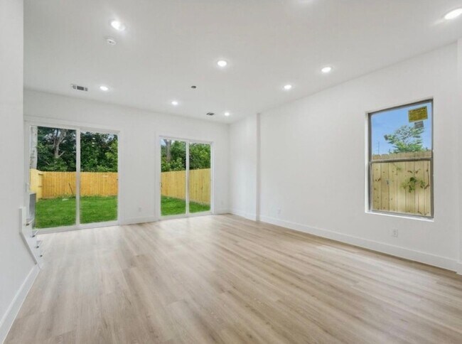 Building Photo - 7418 Maxroy St