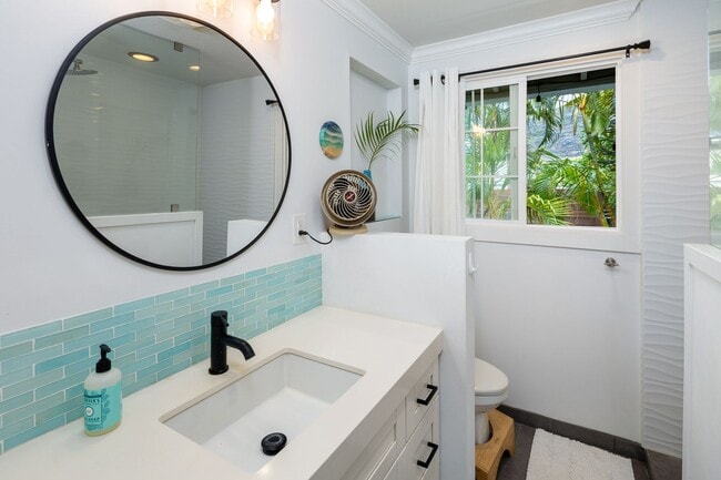Building Photo - Privately Gated, Cool, Furnished Home, Tuc...