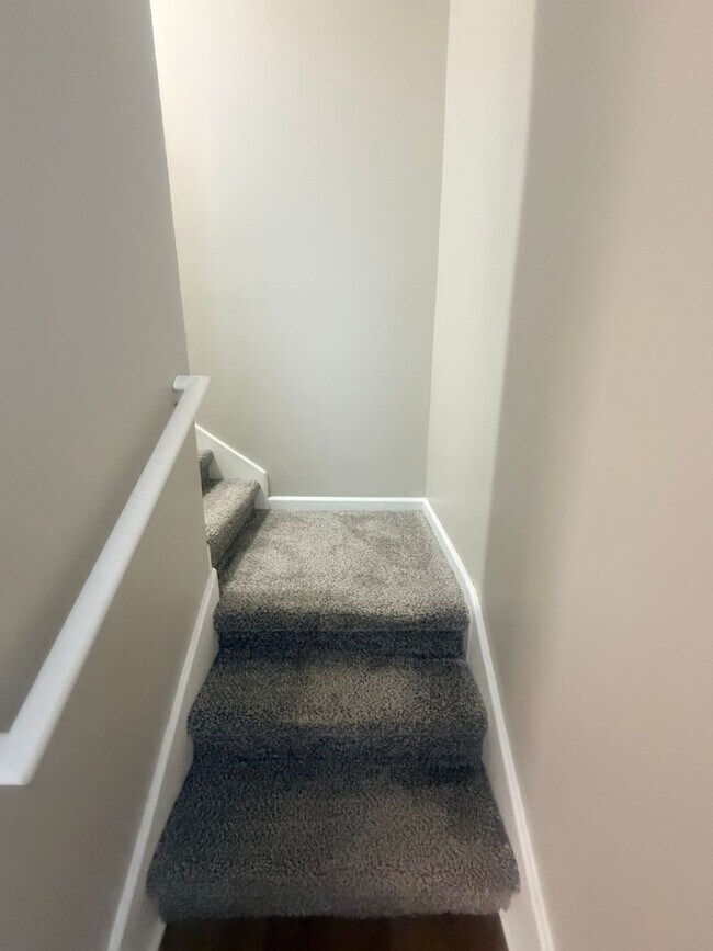 Building Photo - Large Fountain City Duplex available for rent!