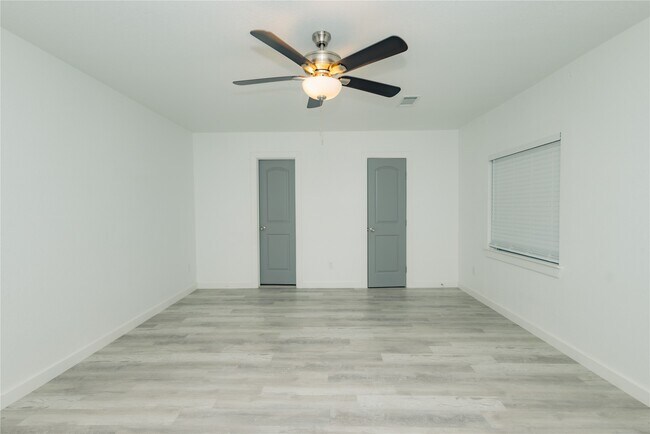 Building Photo - 2202 4th St