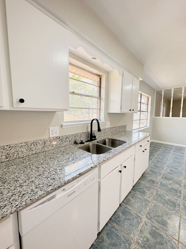 Building Photo - 3bd/2ba Fayetteville Home Available!