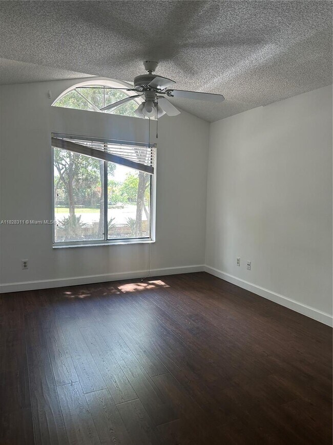 Building Photo - 906 Coral Club Dr