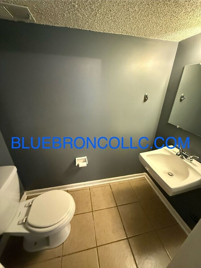 Building Photo - 1507 NE White Dr