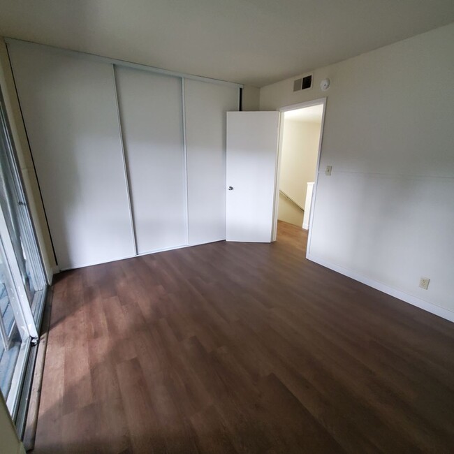 Building Photo - Remodeled 2bd/1ba 2 Story Condo Near Heart...