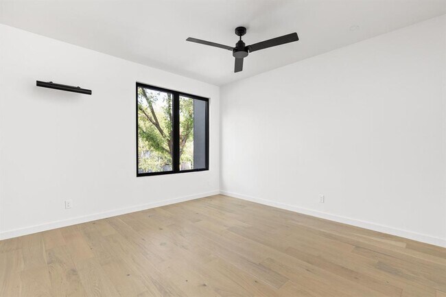 Building Photo - 912 1/2 E 50th St