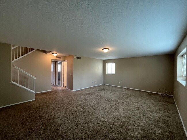 Building Photo - 4 Bedroom Home Near N McQueen Rd and E Cha...