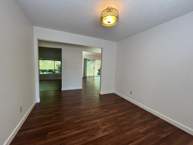 Building Photo - Updated 4-Bedroom Single-Story Home in Con...