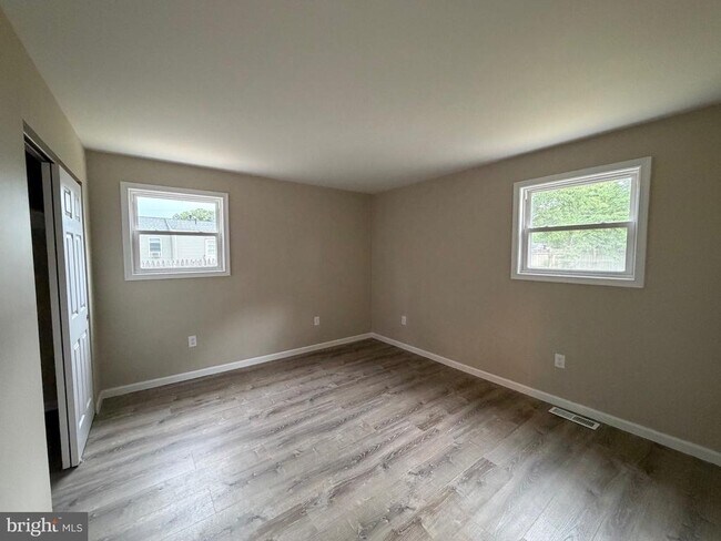 Building Photo - 1133 Louis Dr