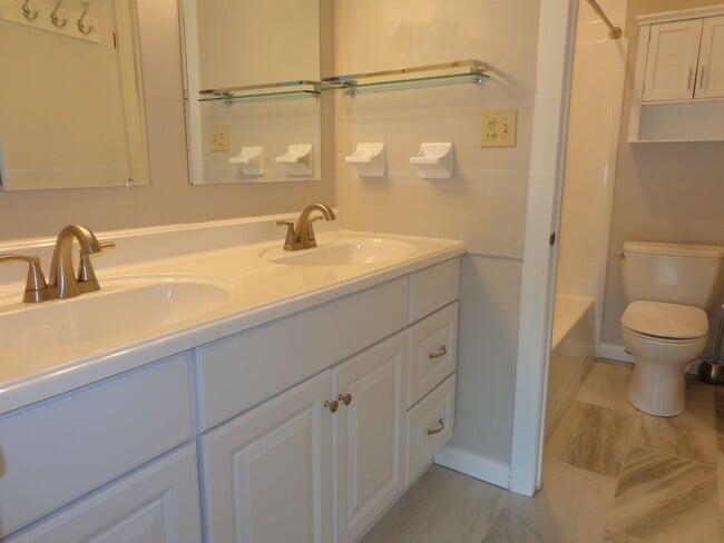 Building Photo - Shadowlawn - Shadow Cove Condominiums