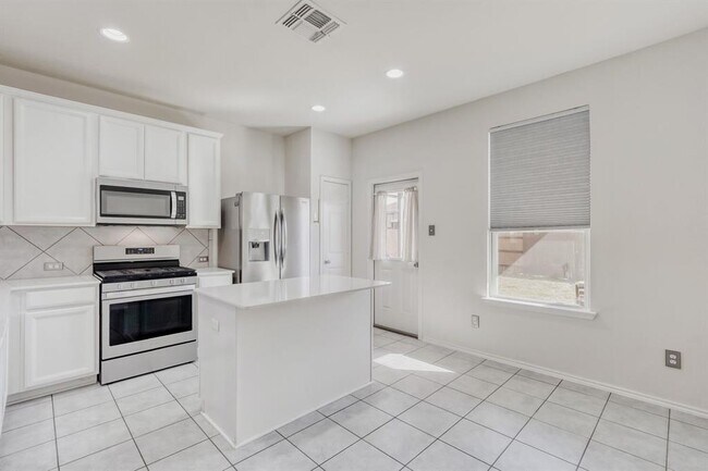 Building Photo - 183 Eves Necklace Dr.