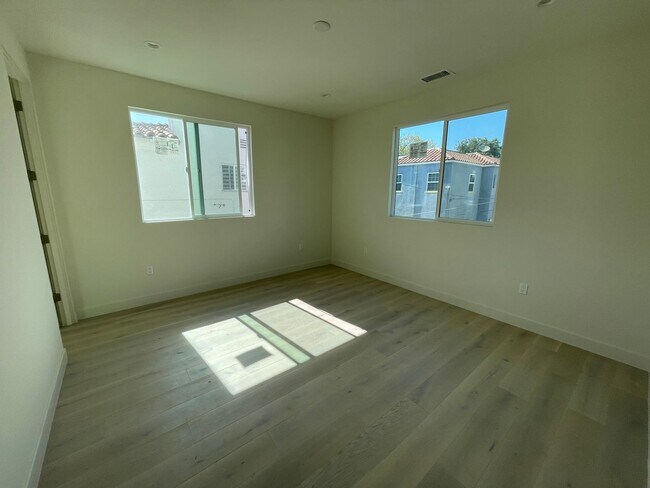 Building Photo - 266M