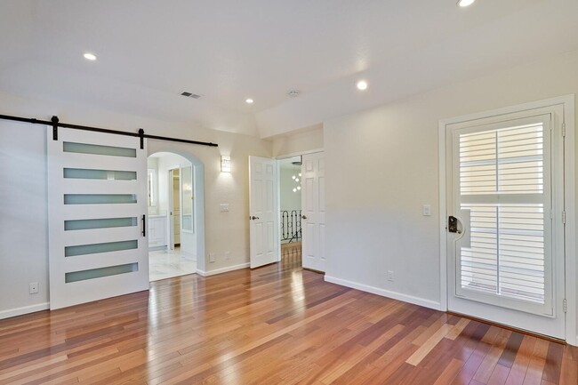 Building Photo - Beautiful and spacious 3 bedroom 2.5 bath ...