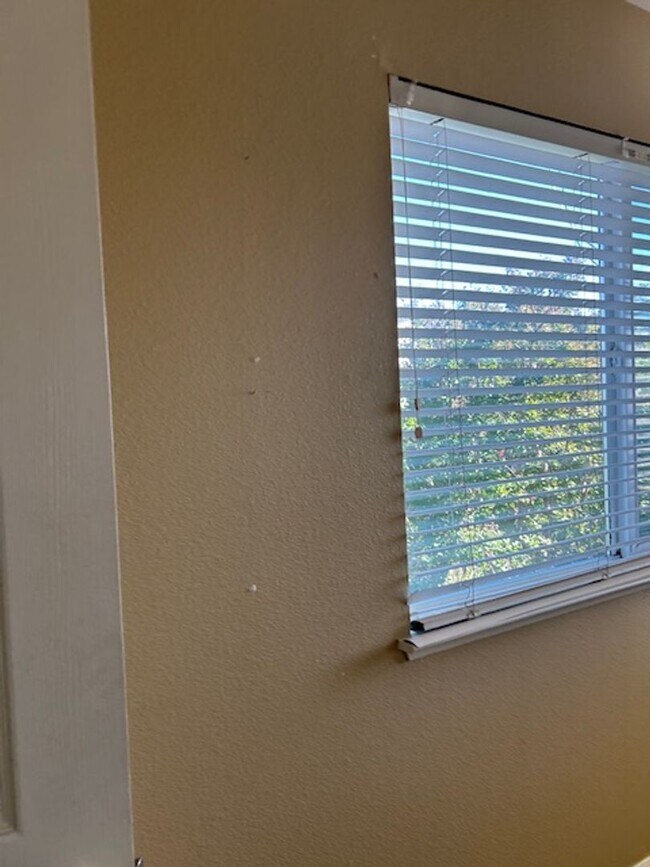 Building Photo - Spacious 4 bedroom, 2.5 Bathroom Available...
