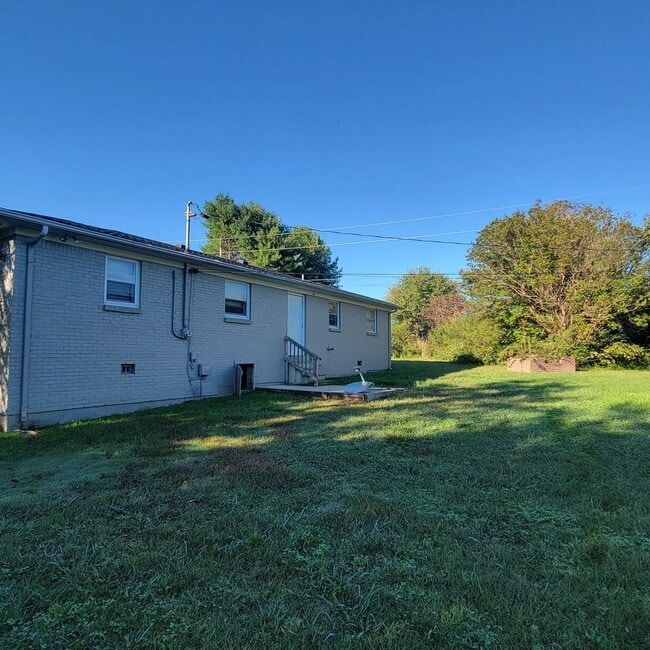 Building Photo - 4 Bedroom, 2 Bathroom Single Family Home-$...