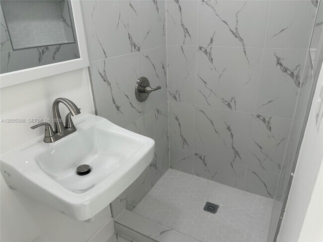 Building Photo - 1765 SW 21st St