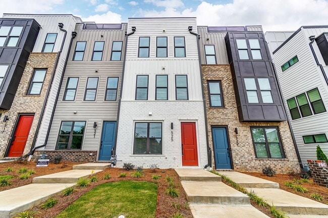 Building Photo - 3 Bedroom Townhome minutes from South End!
