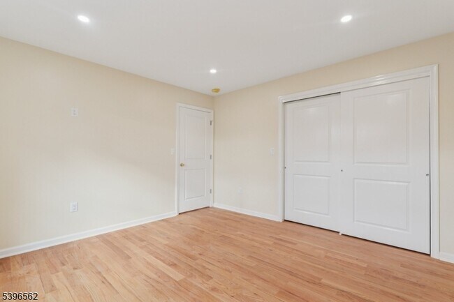 Building Photo - 215 Summit Ave