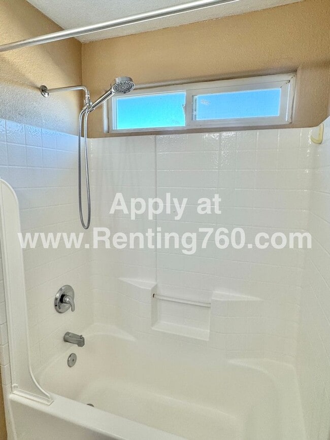 Building Photo - Cozy 3 Bed 2 Bath Home Near Base!