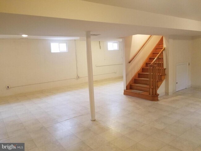 Building Photo - 8685 Ironsides Rd