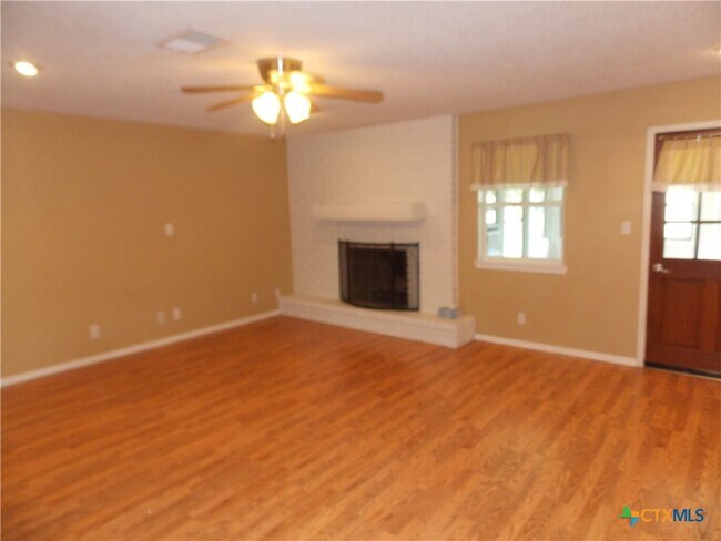 Building Photo - 1309 Azalea Ln