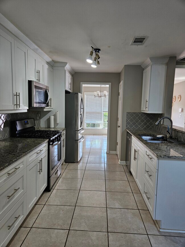 Building Photo - 415 Cadeleigh Ct