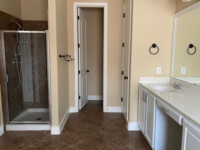 Building Photo - 302 Las Colinas Dr